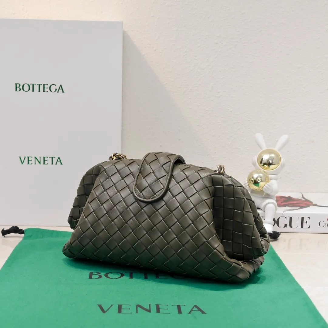 Batch 2260 Bitters Venetia 2024 summer series brings Lauren 1980 handbags back to the public eye. The design of the bag is inspired by ancient Roman architecture. It uses the brand's iconic Intrecciato lambskin woven bag body with a hard frame. No logo can be seen on the whole bag. It is equipped with a leather woven metal chain. When using it as a clutch, just put the chain directly in the bag ~ showing an elegant and timeless style. Decades later, when Lauren Hutton once again walked on the Bottega Venetia spring and summer show with this bag, the charm of the year still remains intact despite the passage of time. Size: 31.5*16.5*11 Style number: 5807#